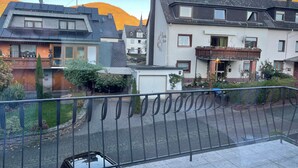 A residential area with houses, a paved street, and a metal fence. - Vacation home Mosel-Wohnen I in Ferienland Cochem -balcony, sauna, garage (Bruttig-Fankel)