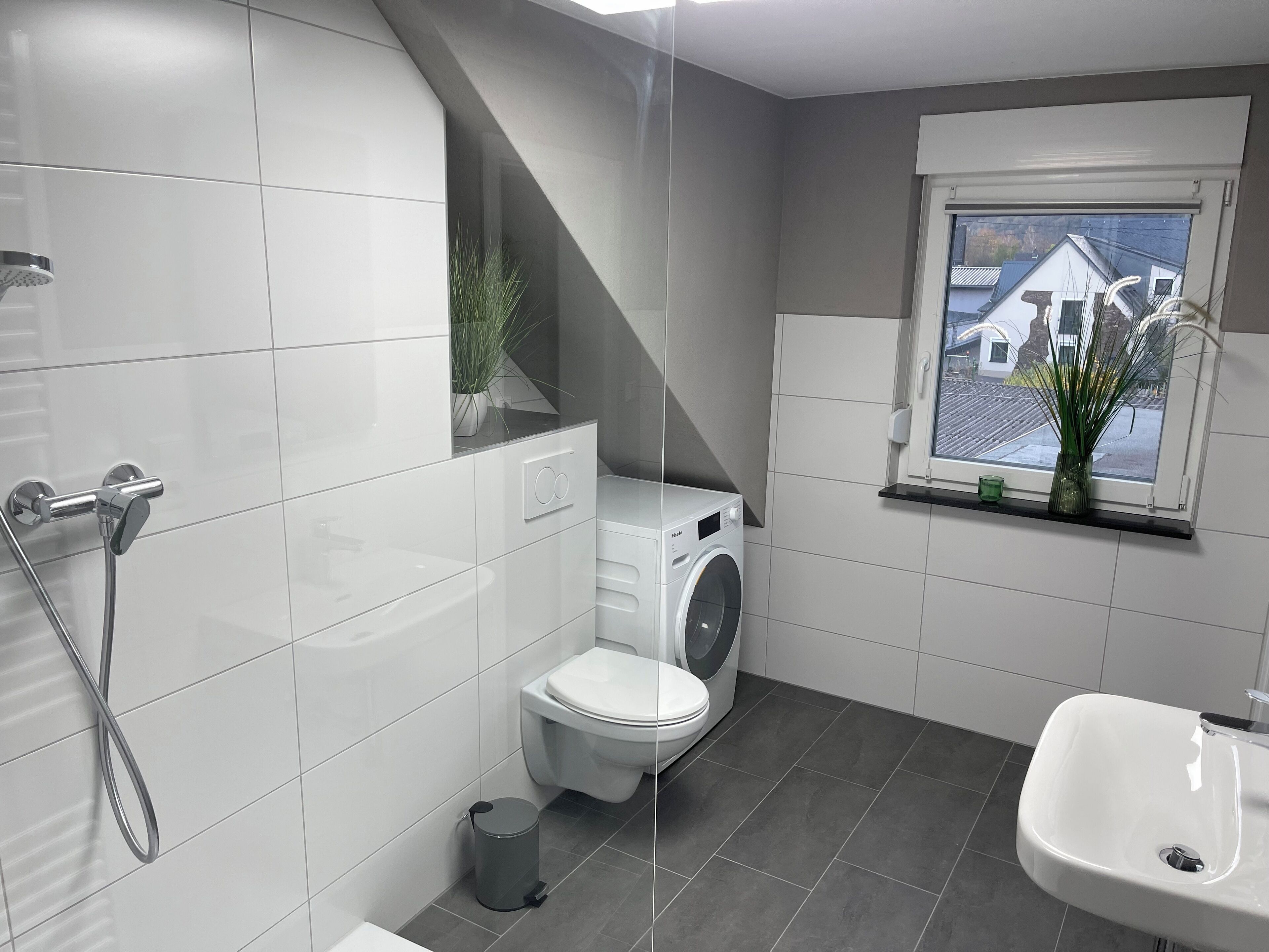 Haartrockner, Handtücher, Seife, Toilettenpapier