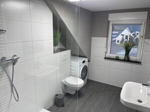 Secador de cabelo, toalhas de banho, sabonete, papel higiênico