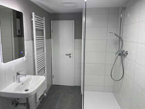 Secadora de cabello, toallas, jabón, papel de baño