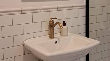 Suihku, hiustenkuivaaja, pyyhkeet, saippua