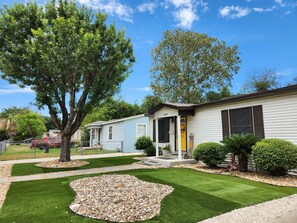 Property grounds - Landscaped Beauty/Riverwalk 5mi /Alamo 5mi/Missions/AF BMT /Pearl/Trails  (San Antonio)