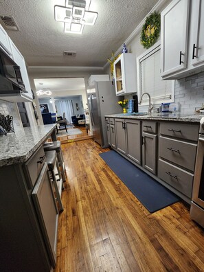Microwave, oven, stovetop - Landscaped Beauty/Riverwalk 5mi /Alamo 5mi/Missions/AF BMT /Pearl/Trails  (San Antonio)