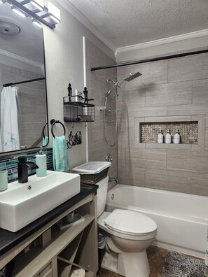 Secadora de cabello, toallas, jabón, papel de baño 