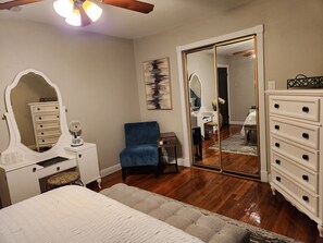 2 habitaciones, tabla de planchar con plancha, wifi y ropa de cama 