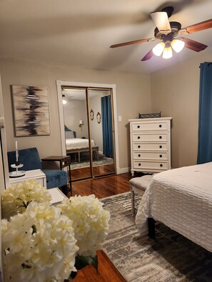 2 chambres, fer et planche à repasser, Wi-Fi, draps fournis