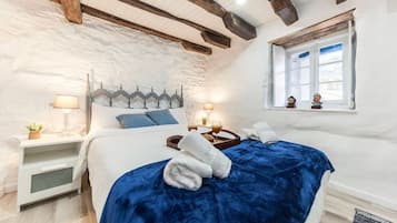 1 slaapkamer, een bureau, een strijkplank/strijkijzer, reisbedje