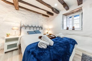 1 chambre, bureau, fer et planche à repasser, lit de bébé portatif