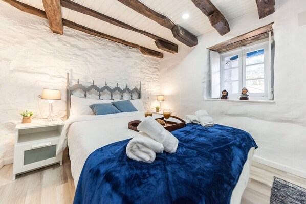 1 chambre, bureau, fer et planche à repasser, lit parapluie