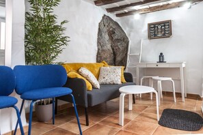 TV - Charming Seaside Escape in Picturesque Cudillero (Cudillero)