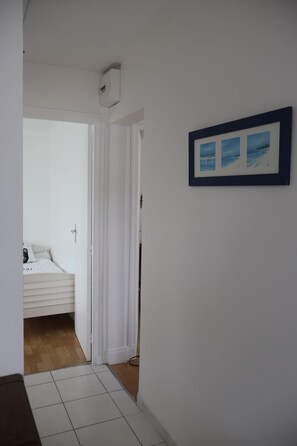 2 Schlafzimmer, Schreibtisch, Bügeleisen/Bügelbrett, Reisekinderbett