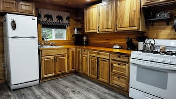 Een koelkast, een oven, een kookplaat, een koffiezetapparaat/waterkoker