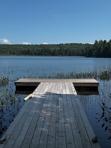 Blueberry Hill Lakeside Retreat. Family/pet friendly.