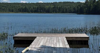 Blueberry Hill Lakeside Retreat. Family/pet friendly.