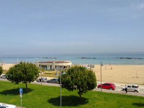 Beach - Three-room seaside apartment with front and side sea view terrace (Roseto degli Abruzzi)