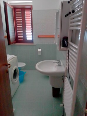 Shower, hair dryer, towels - Three-room seaside apartment with front and side sea view terrace (Roseto degli Abruzzi)