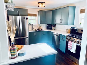 Refrigerador, microondas, horno, placa de cocina