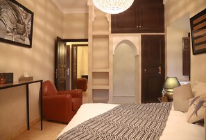 9 chambres, fer et planche à repasser, Wi-Fi, draps fournis
