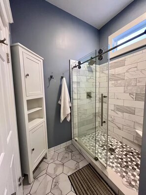 Douche, séchoir à cheveux, serviettes fournies, savon