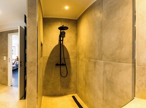 Dusche, Haartrockner, Handtücher, Toilettenpapier