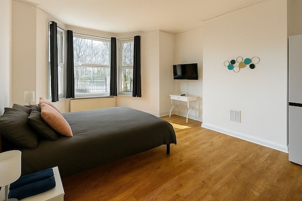 1 habitación, tabla de planchar con plancha, wifi y ropa de cama