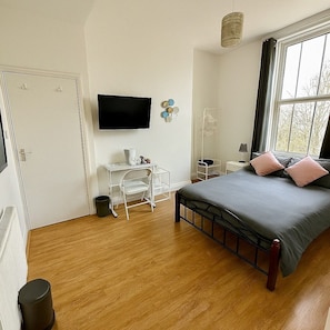 1 habitación, tabla de planchar con plancha, wifi y ropa de cama
