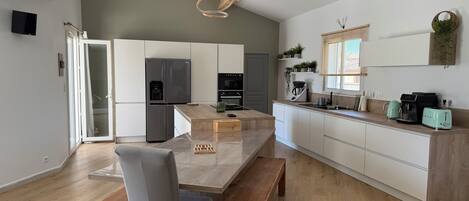 Réfrigérateur, micro-ondes, four, plaque de cuisson