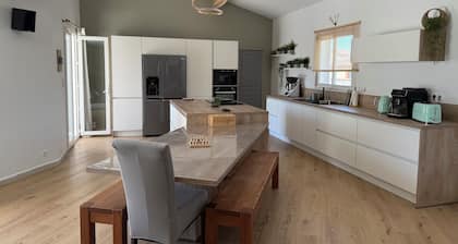 Seasonal rental from August 9 to 23 villa with swimming pool not overlooked