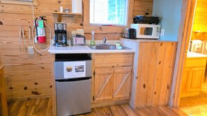 Réfrigérateur, micro-ondes, cafetière/bouilloire, grille-pain