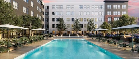 Utomhuspool, parasoller och solstolar