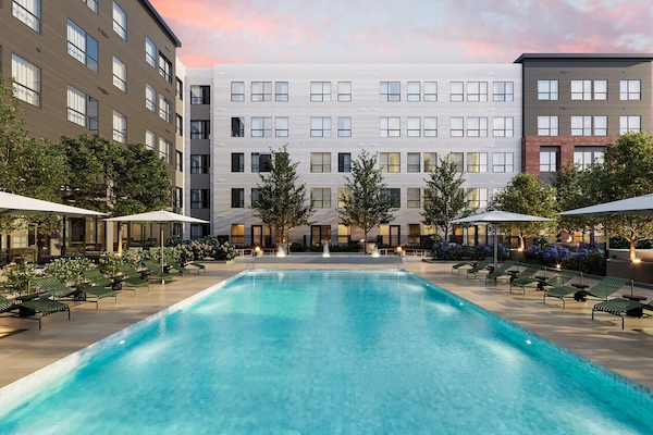 Hồ bơi ngoài trời, dù/ô trên bãi biển/hồ bơi, ghế dài tắm nắng