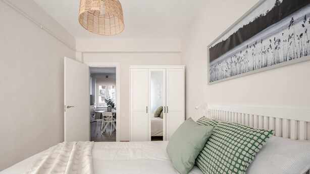 A bedroom with a bed, a dining area, and a kitchen in the background. - Apartment in Sotrondio near the Nalon river (San Martin del Rey Aurelio)