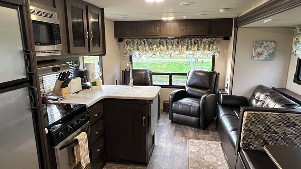 Microwave, stovetop - Wildwood glamping rv - Site #72 (Klamath)