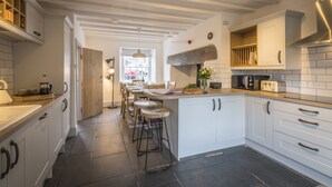 Cottage | Private kitchen - Cottage With hot tub in Llan Ffestiniog, No Deposit (Blaenau Ffestiniog)
