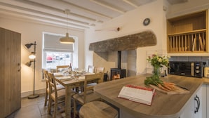 Cottage | Private kitchen - Cottage With hot tub in Llan Ffestiniog, No Deposit (Blaenau Ffestiniog)