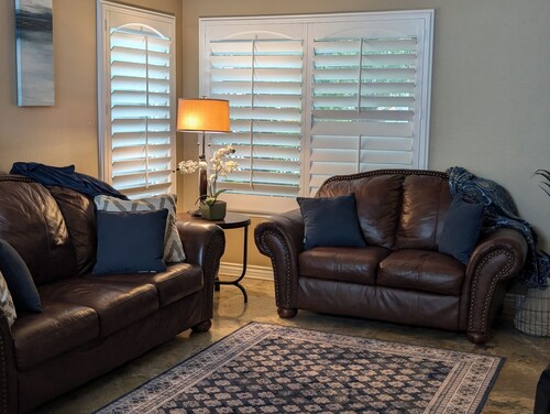 3-bedroom pool house in amazing Ontario with WiFi, AC. Start your getaway now