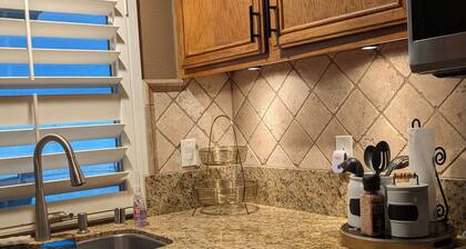 3-bedroom pool house in amazing Ontario with WiFi, AC. Start your getaway now