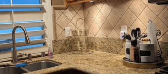 3-bedroom pool house in amazing Ontario with WiFi, AC. Start your getaway now