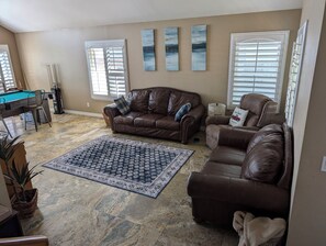 Téléviseur connecté, foyer, lecteur de DVD, sélection de films