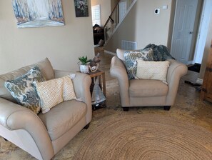 Smart TV, fireplace, DVD player, video library - 3-bedroom pool house in amazing Ontario with WiFi, AC. Start your getaway now (Ontario)