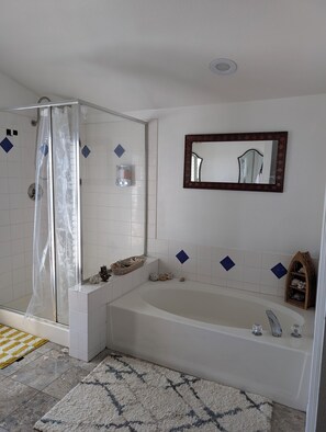 Haartrockner, Handtücher, Seife, Toilettenpapier