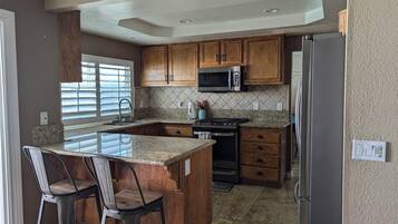 Geladeira, micro-ondas, fogão, cooktop