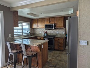 Fridge, microwave, oven, stovetop - 3-bedroom pool house in amazing Ontario with WiFi, AC. Start your getaway now (Ontario)