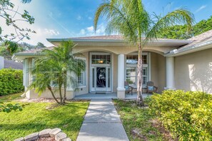 Exterior - Wow! Ultra-spacious 4/2 pet-friendly beach home w/pool, fenced-in yard, sleeps 8 (New Smyrna Beach)