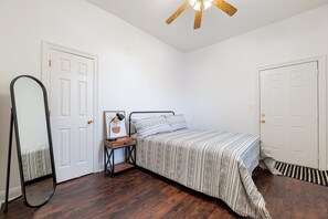 2 habitaciones, tabla de planchar con plancha, wifi y ropa de cama