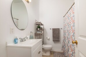 Secadora de cabello, toallas, jabón, papel de baño