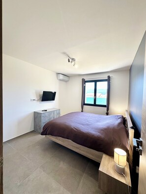 3 bedrooms, travel cot, WiFi, bed sheets