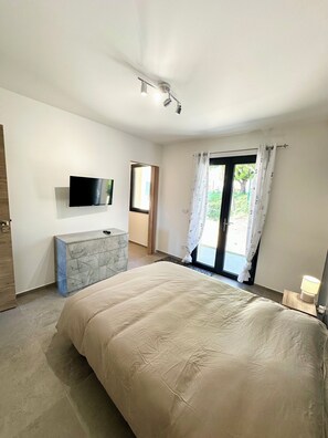 3 bedrooms, travel cot, WiFi, bed sheets