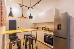 Kühlschrank, Mikrowelle, Ofen, Herdplatte