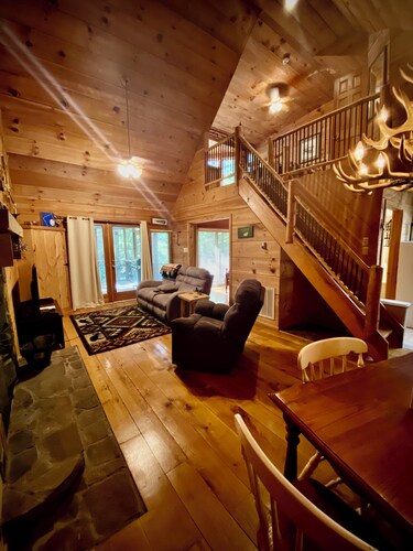 Charming 2-bedroom cabin in delightful Townsend with all the necessary amenities